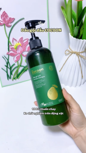 Dầu gội Bưởi Cocoon với tinh dầu vỏ bưởi Việt Nam giúp dưỡng ẩm phục hồi tóc và tăng cường độ bóng của tóc