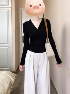 เสื้อยืดคอกลมแขนยาวสีดำ ทรงสลิมฟิต เสื้อชั้นในสำหรับผู้หญิง ฤดูใบไม้ร่วง 2024 เสื้อเชิ้ตคอวี เสื้อผ้าทำงานสไตล์เกาหลี