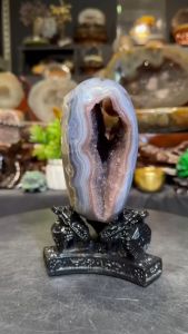 lulutong natural colour red crystal and blue agate home decoration 💯天然原矿玛瑙路路通 原皮带着千层蓝纹玛瑙边 稀少红水晶结晶 幼小牙晶体 🆓附送金蟾底座