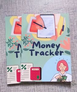 Money Tracker Notebook - monitor your income and expenses