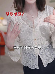 เสื้อเชิ้ตคอวีแขนยาวผ้าโปร่งลายลูกไม้ เสื้อชั้นในผ้าตาข่าย เสื้อเชิ้ตผู้หญิงฤดูใบไม้ร่วง 2024 ทรงเข้ารูป กระดุม แขนยาว ปกติ