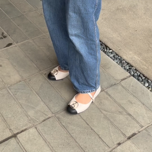 Blow Edsi Classic Mary Jane SAB Flats Shoes BLWF 0023\\n\\n Apa Itu Sepatu Mary Jane Wanita?\\n\\n Sejarah Sepatu Mary Jane\\n\\nSepatu Mary Jane wanita adalah sepatu klasik yang telah populer sejak abad ke-19. Nama \"Mary Jane\" sendiri berasal dari karakter dalam komik strip tahun 1900-an. Sepatu ini awalnya dipakai oleh anak-anak perempuan, namun seiring waktu, sepatu ini menjadi populer di kalangan wanita dewasa.\\n\\n Ciri Khas Sepatu Mary Jane\\n\\nCiri khas sepatu Mary Jane wanita adalah strap atau tali pengikat di bagian samping atas yang menghubungkan ujung depan dan belakang sepatu. Strap ini biasanya berbentuk lurus atau melengkung, dan bisa terbuat dari bahan yang sama dengan sepatu atau bahan yang berbeda. Sepatu Mary Jane juga memiliki sol yang ramping dan desain yang elegan, menjadikannya pilihan yang ideal untuk berbagai acara santai dan sehari-hari.\\n\\n Mengapa Memilih Sepatu Mary Jane untuk Acara Santai?\\n\\n Kelebihan Sepatu Mary Jane\\n\\nAda beberapa alasan mengapa sepatu Mary Jane wanita menjadi pilihan yang baik untuk acara santai:\\n\\n* Desain klasik yang elegan dan modern.\\n* Strap pengikat yang memberikan kenyamanan dan kestabilan saat berjalan.\\n* Bisa dipadukan dengan berbagai pakaian dan gaya fashion.\\n* Tersedia dalam berbagai warna dan material, sehingga bisa disesuaikan dengan selera dan kebutuhan.\\n\\n Cara Memilih Sepatu Mary Jane yang Nyaman\\n\\nUntuk memilih sepatu Mary Jane wanita yang nyaman, ada beberapa hal yang perlu diperhatikan:\\n\\n* Ukuran sepatu yang pas, tidak terlalu ketat atau longgar.\\n* Material yang lembut dan lentur, seperti kulit atau bahan sintetis berkualitas tinggi.\\n* Sol yang empuk dan tahan lama.\\n* Desain strap yang tidak terlalu ketat dan tidak mengganggu gerakan kaki.\\n\\n Mengenal BLWF 0023: Sepatu Flats Kasual\\n\\n Desain & Fitur BLWF 0023\\n\\nBLWF 0023 adalah sepatu flats kasual yang dirancang dengan desain klasik Mary Jane wanita. Sepatu ini memiliki strap pengikat di bagian samping atas yang memberikan kenyamanan dan kestabilan saat berjalan. Desainnya elegan dan modern, menjadikannya pilihan yang ideal untuk berbagai acara santai dan sehari-hari.\\n\\n Material & Kualitas BLWF 0023\\n\\nBLWF 0023 terbuat dari material berkualitas tinggi, seperti kulit atau bahan sintetis berkualitas tinggi. Material ini lembut dan lentur, sehingga nyaman digunakan sepanjang hari. Sol sepatu terbuat dari bahan yang empuk dan tahan lama, menjadikannya pilihan yang baik untuk berjalan jauh dan aktivitas sehari-hari.\\n\\n Tips Memakai Sepatu Mary Jane Wanita & Flats Kasual\\n\\n Padu Padan Fashion dengan Sepatu Mary Jane\\n\\nSepatu Mary Jane wanita bisa dipadukan dengan berbagai pakaian dan gaya fashion, seperti:\\n\\n* Celana jeans dan kemeja putih untuk gaya casual.\\n* Rok pendek dan blus untuk gaya feminin.\\n* Jumpsuit atau setelan untuk gaya chic.\\n* Dress panjang untuk acara formal.\\n\\n Merawat Sepatu Mary Jane & Flats Kasual\\n\\nUntuk menjaga kualitas dan keawetan sepatu Mary Jane wanita dan flats kasual, ada beberapa tips perawatan yang perlu diperhatikan:\\n\\n* Bersihkan sepatu secara rutin menggunakan kain lembut dan sabun khusus sepatu.\\n* Hindari mengekspos sepatu terhadap air atau sinar matahari langsung.\\n* Simpan sepatu di tempat yang kering dan aman, terhindar dari debu dan hewan pengerat.\\n* Gunakan sepatu secara bergantian untuk mencegah kerusakan akibat penggunaan berlebihan.\"\n}