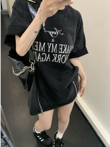 เสื้อยืดคอตตอนสีดำแขนสั้นสไตล์ย้อนยุคสำหรับผู้หญิงในช่วงฤดูร้อน ดีไซน์ซิป ทรงหลวม แฟชั่นสตรีท วัสดุผ้าฝ้าย