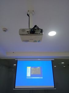 Màn chiếu treo tường 100inch 1m8 bán tự động