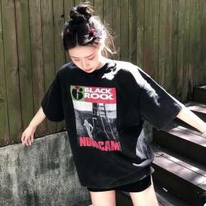 T-Shirt Wanita Hitam Ukuran Besar Lengan Pendek Motif Poster Artistik & Huruf Vintage Amerika Katun Tipis Bernapas Premium Desain Longgar Slim Fit Tren Musim Panas 2025 Gaya Street Mewah Santai Gadis manis pedas Modis Serbaguna Kerah bulat Tops