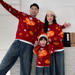 เสื้อสเวตเตอร์ถักนิตติ้งสีแดงสำหรับครอบครัวในฤดูหนาว เสื้อสเวตเตอร์คอกลมแขนยาวแบบหนาสำหรับผู้หญิงและเด็ก