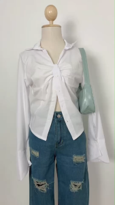 ชุดเซ็ตแฟชั่นเก๋ เสื้อเชิ้ตแขนยาวตัดเย็บอย่างประณีต จับคู่กับกางเกงยีนส์ขาดเพิ่มลุคเท่และความชิค