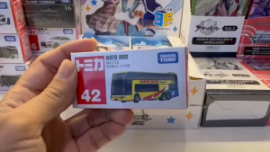 Mô Hình Xe Tomica No.42 Hato Bus (Tỷ lệ 1:64) – Hàng Chính Hãng Takara Tomy