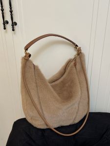 Autumn Winter Large Capacity Plush Womens Tote Bag Fashionable Fur Handbag Shoulder Crossbody Bag for Commuting