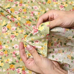 ผ้าคอตต้อนทีซี Cotton TC ลายดอกกุหลาบอิงลิชการ์เด้น 44 นิ้ว หน้ากว้าง ผ้าหลา ผ้าเมตร