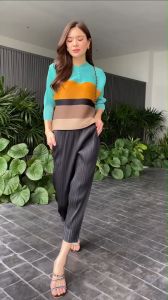 เสื้อคอจีน กระดุมปั๊ม เพิ่มดีเทลความเริ่ด 🪅 แพตเทิร์น แขน 4 ส่วน ไล่เฉดสีสวยๆ รวมกัน 5 เฉด 🌈🌈🌈🌈🌈🌈 ** งานอัดพลีทแน่นๆ เน้นย้ำ แบบงานแบรนด์ 🥰 ถึง 3 ครั้ง เพื่อความแน่นของลอน ไม่คลายง่าย Top Bust : 34”-46” Length : 20”