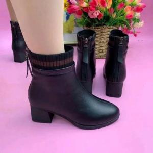 รองเท้าบู๊ตหนังทรงหัวมนส้นกลางสำหรับผู้หญิง ป้องกันการลื่น ดีไซน์เรียบง่าย แฟชั่นฤดูใบไม้ร่วง/ฤดูหนาว รองเท้าบู๊ตสั้น