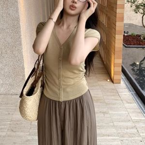 เสื้อยืดไหมน้ำแข็งทรงเข้ารูปแขนสั้นคอวีสีแดงสำหรับผู้หญิงในช่วงฤดูร้อน เสื้อคาร์ดิแกนถักแขนสั้นแบบเปิดดีไซน์เก๋ไก๋สำหรับผู้หญิง