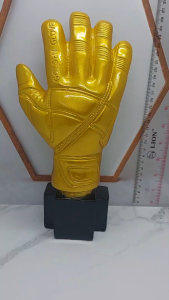 Piala trophy sarung tangan kiper warna emas tinggi 27 cm golden gloves sepak bola futsal