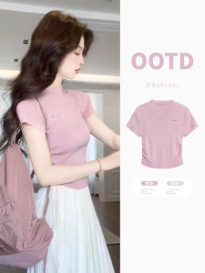 เสื้อยืดแขนสั้นผู้หญิงฤดูร้อน 2025 ดีไซน์ใหม่ หวานและเผ็ดร้อน ชุดเสื้อแขนสั้น ชุดเสื้อผ้าทำงานแบบสวมหัว แขนสั้น ปกติ