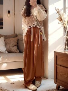 ชุดสามชิ้นสไตล์ชาติพันธุ์ฤดูใบไม้ร่วง/ฤดูหนาวสำหรับผู้หญิง ชุดเสื้อกั๊กและกางเกงดอกไม้แบบคลาสสิก ชุดแฟชั่นสไตล์จีน