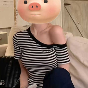 เสื้อยืดแขนสั้นลายทางสไตล์เกาหลีสำหรับผู้หญิงในช่วงฤดูร้อน ทรงเข้ารูป ดีไซน์ไม่สมมาตร เสื้อคอเหลี่ยม ทรงเข้ารูป ทรงเข้ารูป