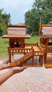 บ้านทรงไทย บ้านทรงไทยโบราณ มีทั้งหลังเล็ก กลาง ทำจากไม้สัก เป็นงานฝีมือภูมิปัญญาไทย สำหรับถวายศาล ตายาย แก้บน