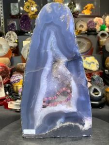 double color blue layer agate geode crystal cave🪵金形💯天然玛瑙洞 紫白双晶体结晶✅ 顶部水帘原矿✅ 玛瑙厚度2.5cm-5cm👍 钛晶母矿共生✅ (如定制实木底座另加RM60) 高height: 33cm 宽width: 18cm x 14.5cm 洞hole: 2cm 重weight: 10kg (如定制实木底座另加RM60) 📍Johor Bahru 区可自行取货或邮寄服务