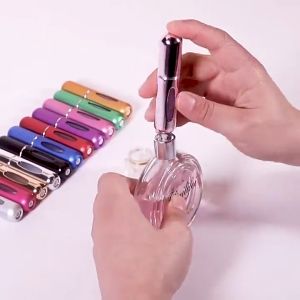 ขวดแบ่งน้ำหอมสีสดใส ไม่ต้องเทจากขวด สามารถปั๊มใส่ขวดเล็กได้เลย พกพาสะดวก ตัวหอมตลอดวัน