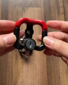 Móc treo đồ xe máy có khóa
