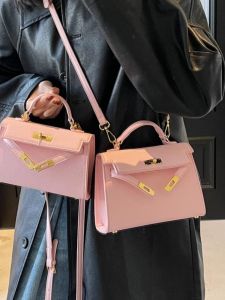 กระเป๋าสะพายข้างหนัง PU ทรงเรขาคณิตสไตล์เกาหลีเรียบง่ายแบบลำลองสำหรับฤดูใบไม้ผลิปี 2025 กระเป๋าสะพายข้างแบบถือได้แบบลำลองสำหรับวัยรุ่น