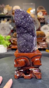 🇲🇾high grade amethyst with stand 🔮天然高等紫晶镇 幼小牙紫晶爆花 深美紫度 边部玛瑙+绿幽灵+红幽灵 带有打磨抛光 🆓附送: 实木底座 紫晶高: 13cm 宽: 6.5x5cm 重: 0.75kg 含底座高: 20.5cm 底座宽: 8x7.5cm 总重: 1.1kg