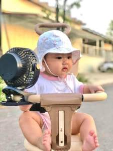 Quạt tích điện mini kẹp bàn kẹp xe