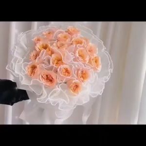 VOAN SÓNG VIỀN NGỌC dùng bó hoa tươi .hoa sáp