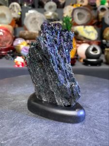 鱼鳞片七彩矿🌈 + 特制实木底座 防辐射☢️ 七彩矿高: 11cm 宽: 7.5cm x 5cm 净重: 300g 含底座高: 12cm 底座宽: 9cm x 5.5cm 总重: 350g