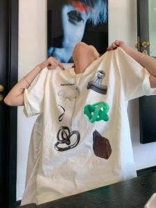 เสื้อยืดแขนสั้นผ้าฝ้ายแท้สไตล์อเมริกันย้อนยุคสำหรับผู้หญิง ทรงหลวม ดีไซน์ไหล่ ทรงปกติ ฤดูร้อน 2024 เสื้อตัวบนพิมพ์ลาย