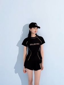 C MALL ชุดว่ายน้ำผู้หญิง เสื้อแขนสั้น+กางเกงขาสั้น มีฟองน้ำ (เส้นมะดับสี แถบส้ม/แถบขาว) รุ่น 0317