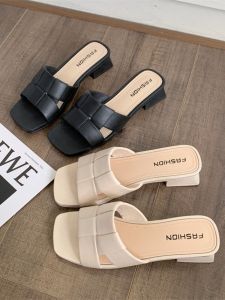 รองเท้าแตะส้นหนาสำหรับผู้หญิงในช่วงฤดูร้อน ทรงหัวเหลี่ยม ทรงครึ่งนิ้ว รองเท้าแตะแบบสวมส้นเดี่ยว สไตล์ใหม่ รองเท้าแตะแบบสวมสบายสำหรับใส่ไปเที่ยว