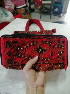 กระเป๋าปักปล่องทั้งใบ​ ขนาด15×26cm  แบ่ง3ช่อง​ มีซิบกลางด้านใน