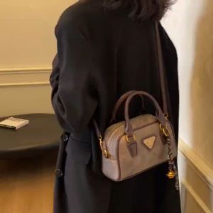 High value simple color collision small women bag female new handheld pillow bag senior retro fashion commuter crossbody bag