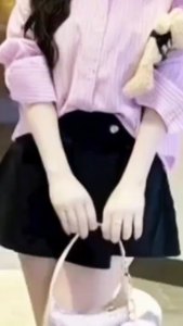 MK_Set công sở nữ thiết kế set áo sơ mi cổ bẻ Kate kèm gấu bông phối chân váy xếp ly giả dáng ngắn Kaki dẽ thương