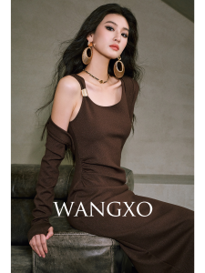 WANGXO | Đầm Knit Lấp Lánh Cổ Asymmetrical Có Chi Tiết Kim Loại Và Áo Gile