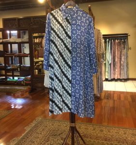 Dhawy Tunik Viscos by Dian Pelangi LIMITED EDITION Blouse Baju Atasan Kemeja Blus Outfit Casual Formal Kerja Kantor Pesta Pernikahan Kondangan Wanita Hijaber Cantik Anggun Modis Modern Elegan Mewah Model Korea Terbaru Motif Batik Cap Hand Made Kekinian