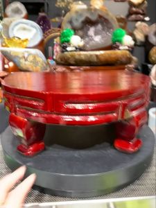 Tall solid wood base📌 Randomly shipped (Note: Each base may have a size variation of 1cm-3cm)Height: 12.5cmWidth: 31cm x 27cmApproximate weight: 1.6kg🪵高脚实木底座 📌随机发 (注明: 每个底座可能会有1cm-3cm尺寸差距)高height: 12.5cm  宽width: 31cm x 27cm  大约重around wei