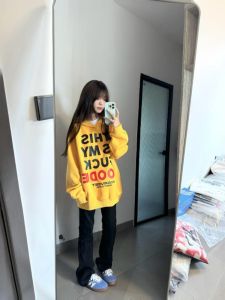 เสื้อสเวตเตอร์ฮู้ดพิมพ์ลายตัวอักษรสไตล์ย้อนยุคแบบอเมริกันสำหรับผู้หญิงในฤดูใบไม้ร่วงและฤดูหนาว สีเหลือง ดีไซน์ใหญ่ เสื้อตัวบนที่ไม่ซ้ำใคร
