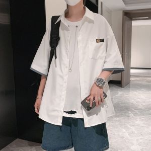เสื้อเชิ้ตแขนสั้นสําหรับผู้ชายเสื้อเชิ้ตแขนสั้นแบบลําลองแนวญี่ปุ่นยอดนิยมแมทช์ลุคง่ายเสื้อคลุมเสื้อตัวนอกสุดหล่อสไตล์ฮ่องกงใส่ช่วงฤดูร้อนสําหรับนักเรียน