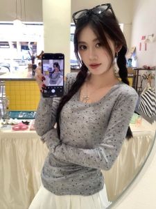 เสื้อยืดคอวีแขนยาวสีเทาสำหรับผู้หญิงในช่วงฤดูร้อน เสื้อชั้นในทรงเข้ารูป เสื้อชั้นในแบบโปร่งแสง กันแดด เสื้อเชิ้ตถัก