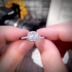 Huitan Hot Sale Simple Elegant Round/Square CZ Rings for Women Silver Color Engagement Wedding Party Fashion Female Ring Jewelry