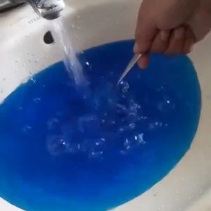 🏊 ซื้อ 1 แถม 4 ผงเปลี่ยนสีน้ำ สระกลายเป็นทะเล ไม่เป็นอันตรายต่อคนและสัตว์ lue seaเปลี่ยนสีน้ำ บลูซี ผงน้ำสีฟ้า สีน้ำเทียม ผงบลูซี 1ซองผสมน้ำ 12-15 ตัน เปลี่ยนสีน้ำ ช่วยกำจัดเชื้อโรค ลดการระคายเคืองของนักว่ายน้ำ