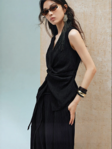 SUSHE | Elegant and Classic Black and White V-neck Waist-accentuated Sleeveless Vest and Tapered Trousers Set