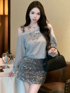 GUZILIAN | ชุดสองชิ้นฤดูใบไม้ร่วงใหม่สำหรับผู้หญิง ชุดสเวตเตอร์แขนยาวเปิดไหล่หลวม กระโปรงสั้นห้อยเอว ชุดสองชิ้น