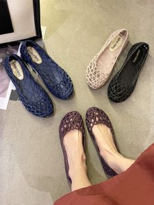 รองเท้าแตะพื้นแบนแบบกันน้ำสำหรับผู้หญิงในช่วงฤดูร้อน รองเท้าแตะพื้นนิ่มระบายอากาศได้ดี รองเท้าแตะแบบโปร่งตาข่าย พื้นยางกันลื่น