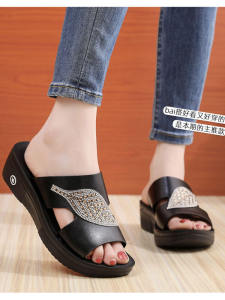 รองเท้าแตะส้นลิ่มยางพื้นนุ่มสำหรับผู้หญิง ฤดูร้อน 2024 รองเท้าแตะแบบสวมสบาย พื้นยางกันลื่น พื้นรองเท้าแบบสวมสบาย สำหรับคุณแม่