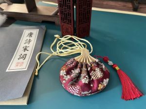 กระเป๋าใส่กลิ่นสไตล์โบราณ กระเป๋าใส่กลิ่นไล่ยุง ใบมีด ดอกไม้ ผ้าไหมทอง กลิ่นหอมยา ของตกแต่งห้อย ใช้ได้ตลอดทั้งปี