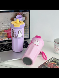 แก้วน้ำทรงสูง Miffy งานแท้ มีทั้งหมด 4 ลาย ขนาด 500 ml ดื่มได้ 2 ระบบ แบบยกดื่ม หรือหลอดดูด สแตนเลสเกรด 316 เก็บอุณหภูมิได้ยาวนาน มาพร้อมที่กรองชา สามารถถอดล้างได้ มาพร้อมสายคล้องมือ